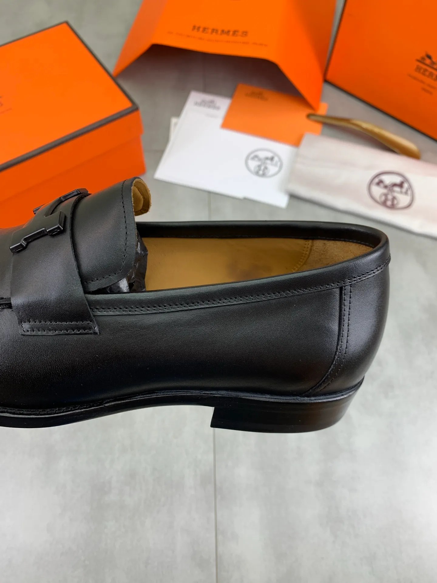 Factory price P980 💰💎💎💎 Original genuine leather outsole Brand: Hermès Grade: Same as the official website Original quality materials: Original soft calfskin Water-dyed cowhide lining Original Italian genuine leather outsole Style categories: Men's fashion Formal casual leather shoes Slip-on men's shoes series Young fashion European and American trends British style Code number: 39-45 (38.46 can be customized)